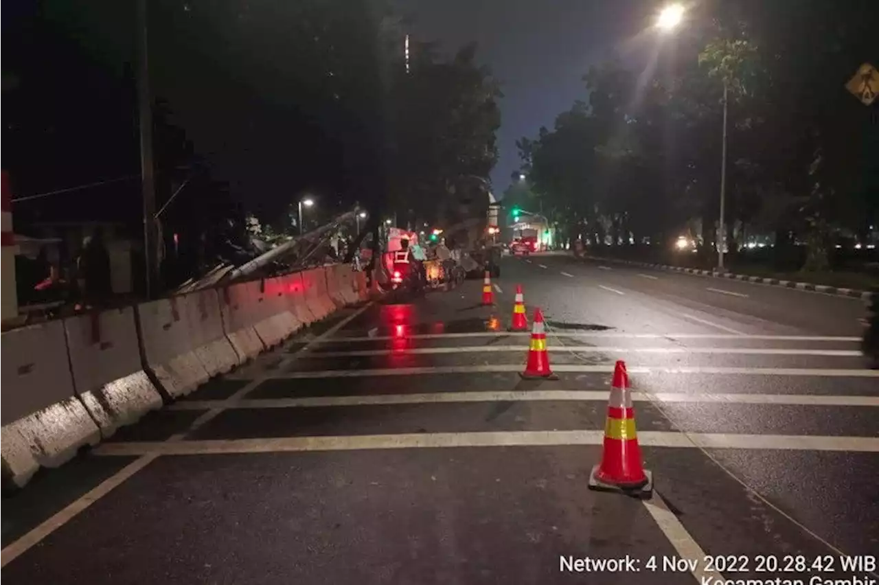 Tiang rambu yang roboh di Merdeka Selatan telah ditangani petugas