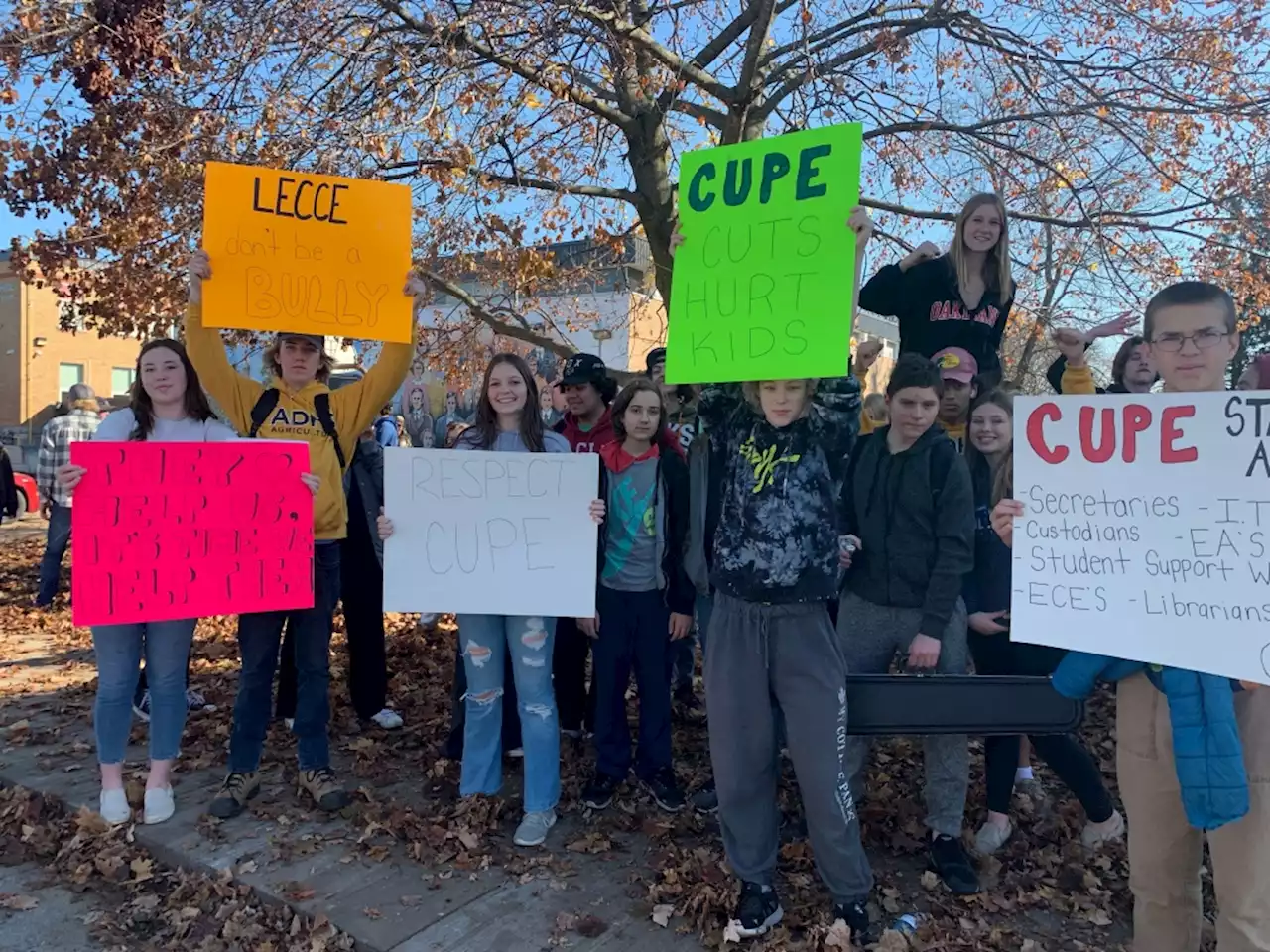 Student’s in eastern Ontario high school stage a walk out in support of CUPE members