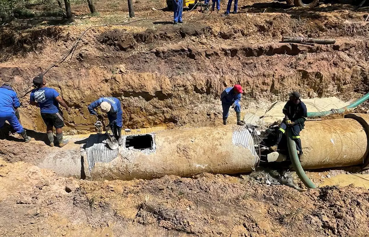 GROUNDUP: Parched Kariega residents roam streets to hunt for water trucks after major pipe bursts