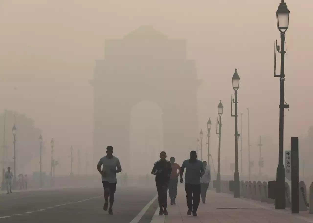 Pollution: India’s Delhi wrestles with ‘hazardous’ air pollution, primary schools shut