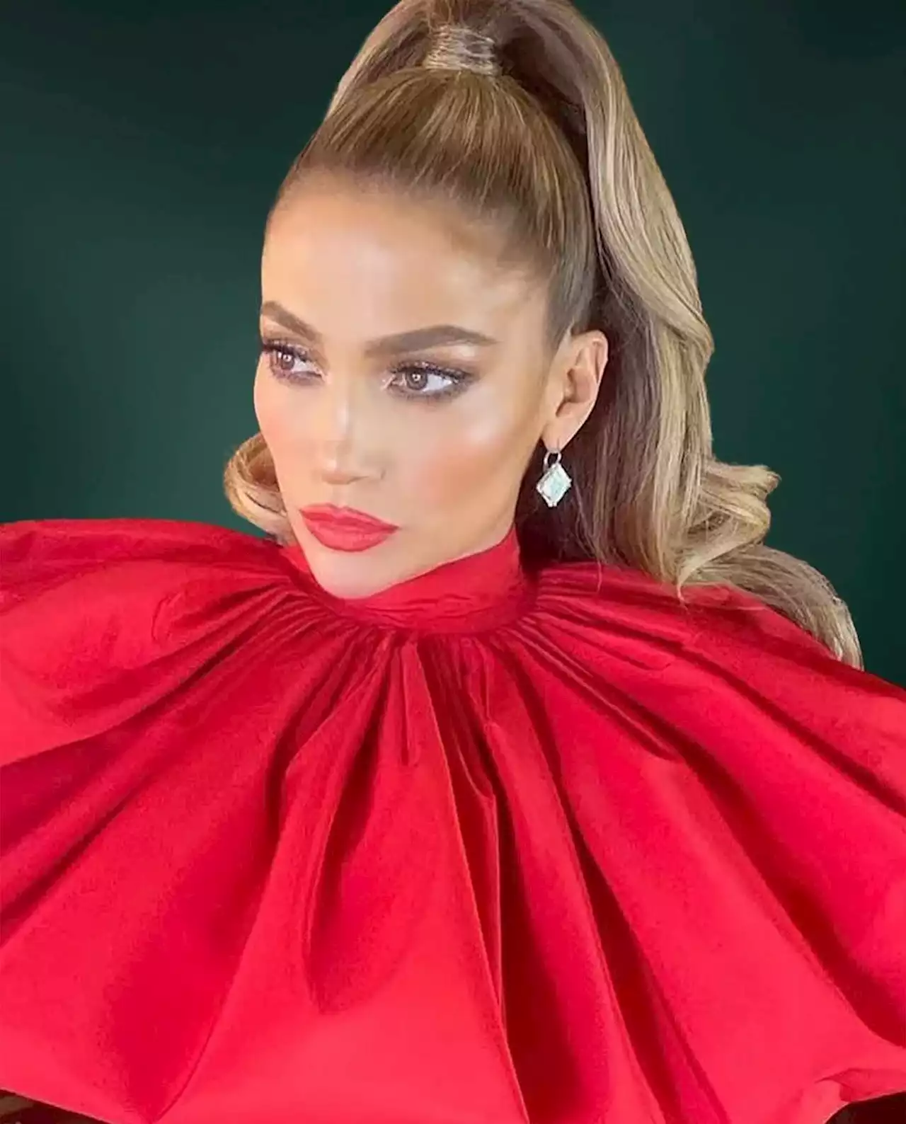 Jennifer Lopez is getting her Christmas glam on early and we're obsessed