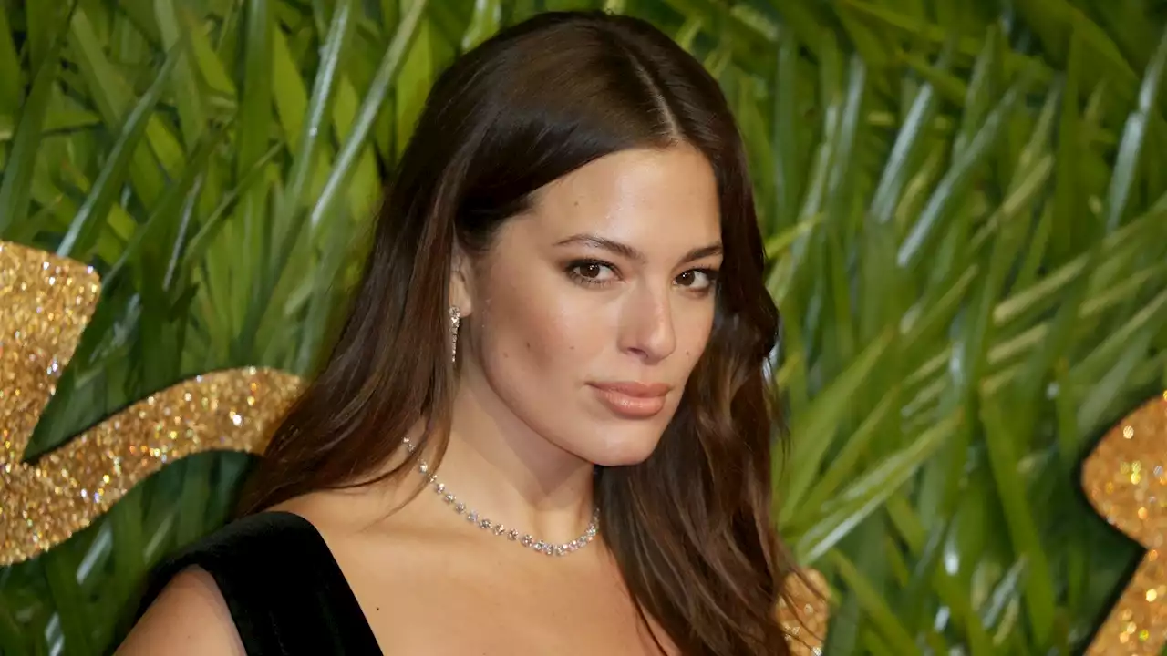 Ashley Graham dévoile son ventre strié de vergetures : son tendre message à son corps post grossesse - Grazia