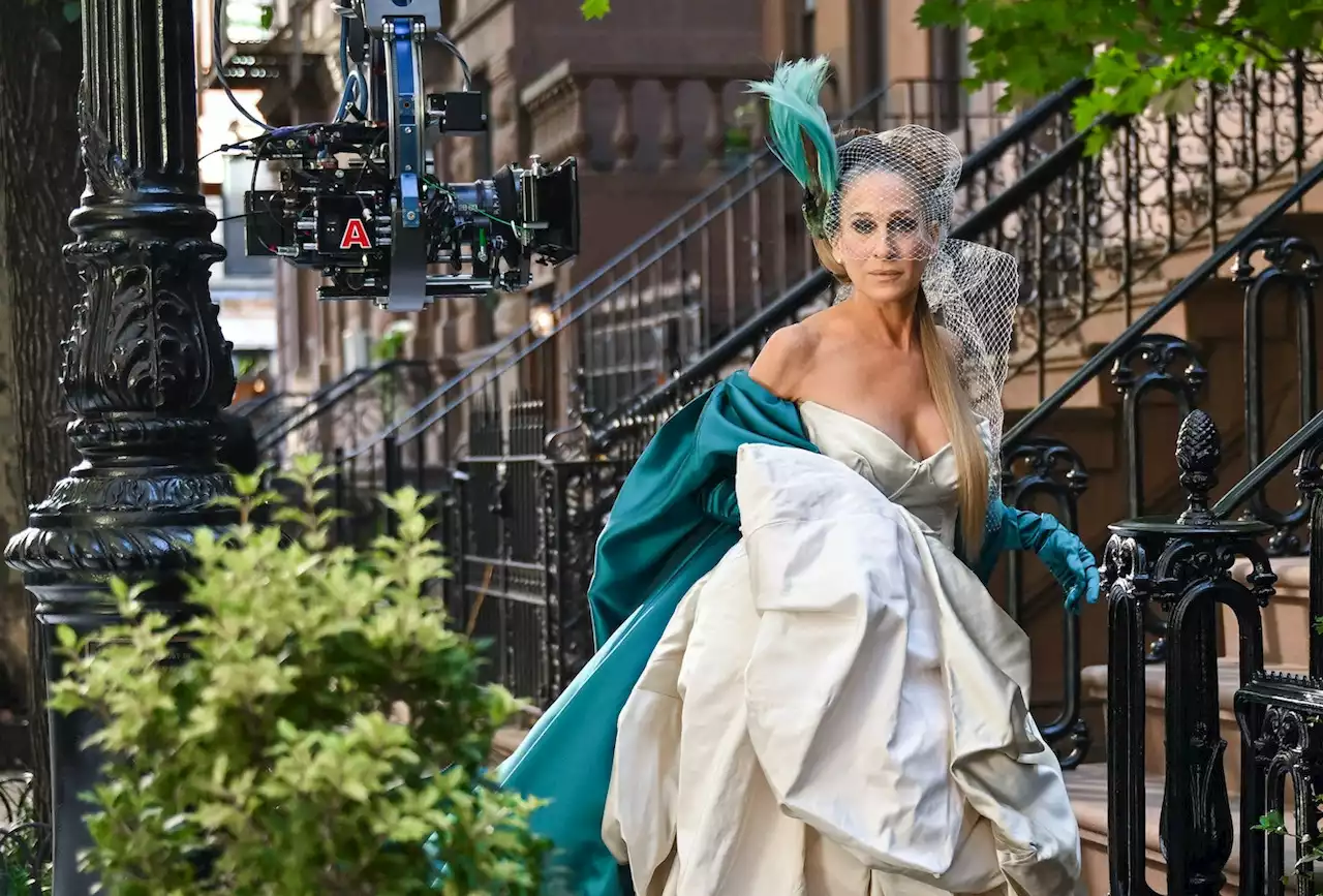 And Just Like That, Sarah Jessica Parker Wore Her Iconic Wedding Dress On Set