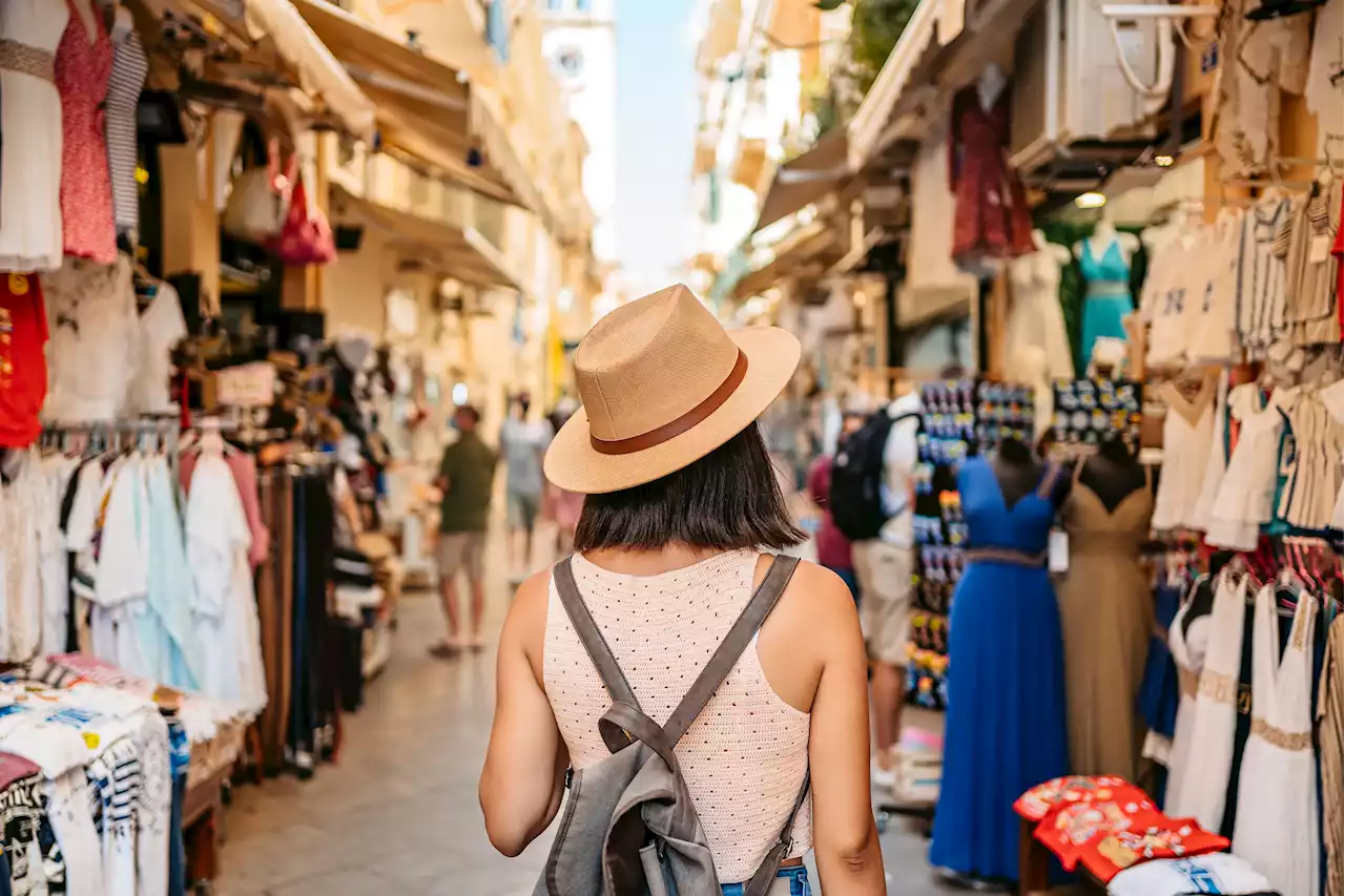 11 Items Travel Experts Would Never Buy On A Trip