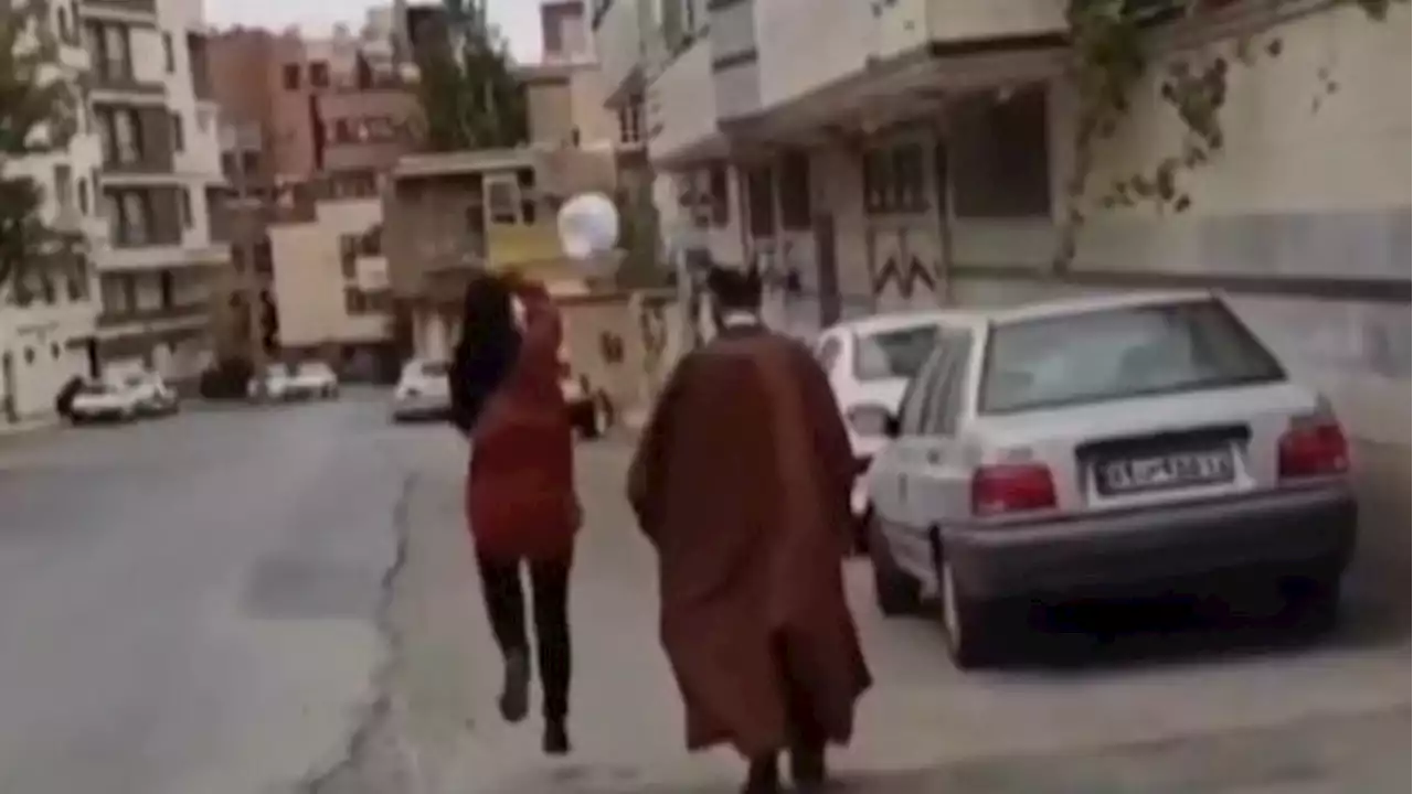 Las protestas en Irán cambian y ahora derriban los turbantes de los clérigos