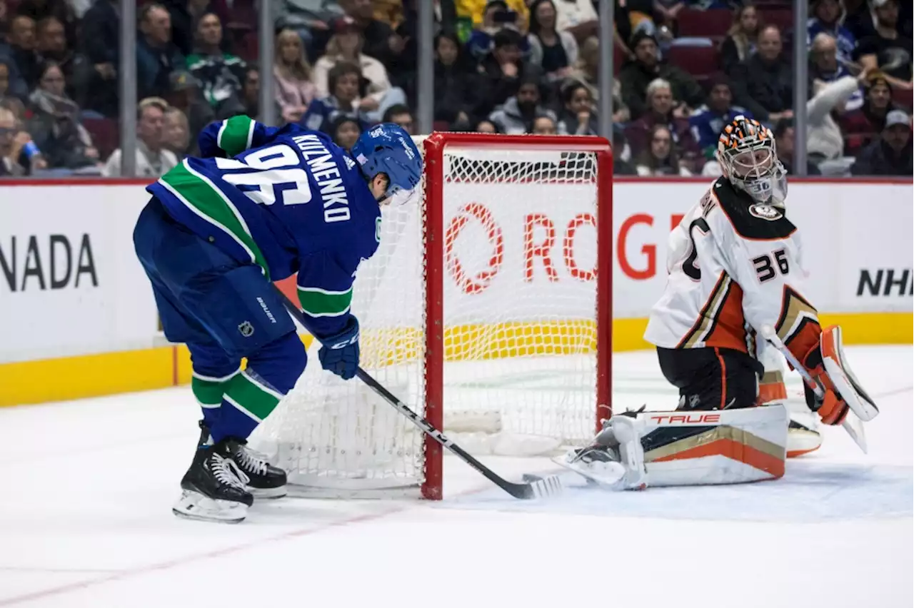 Ducks fall to Canucks after high-scoring 3rd period