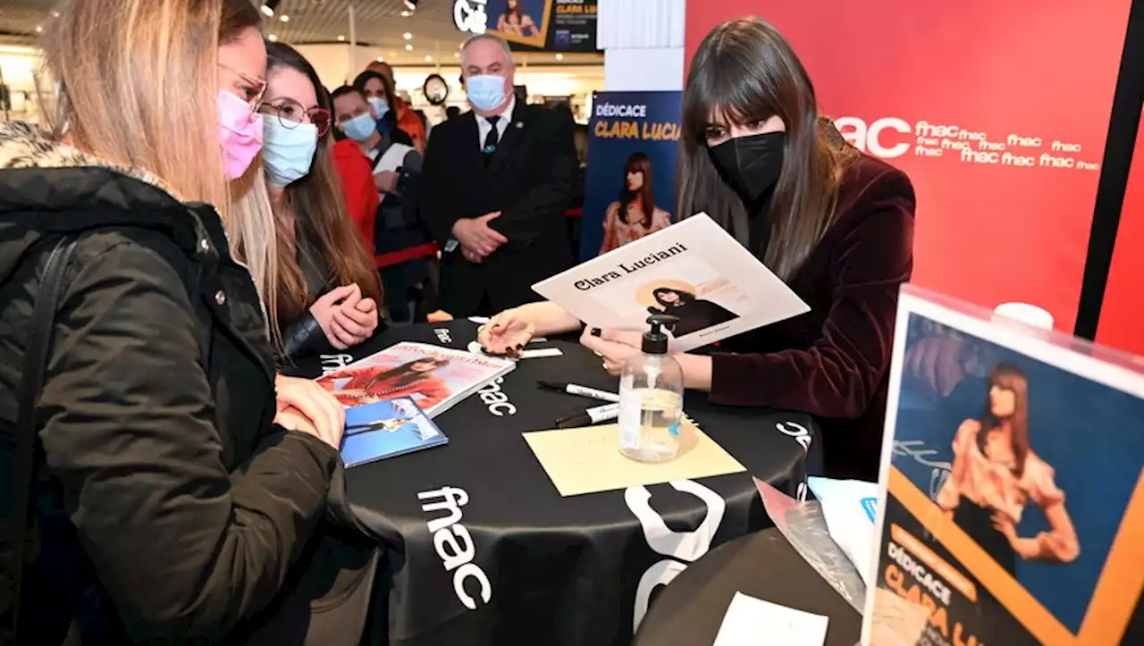 Toulouse : Clara Luciani rencontre ses fans quelques heures avant son concert