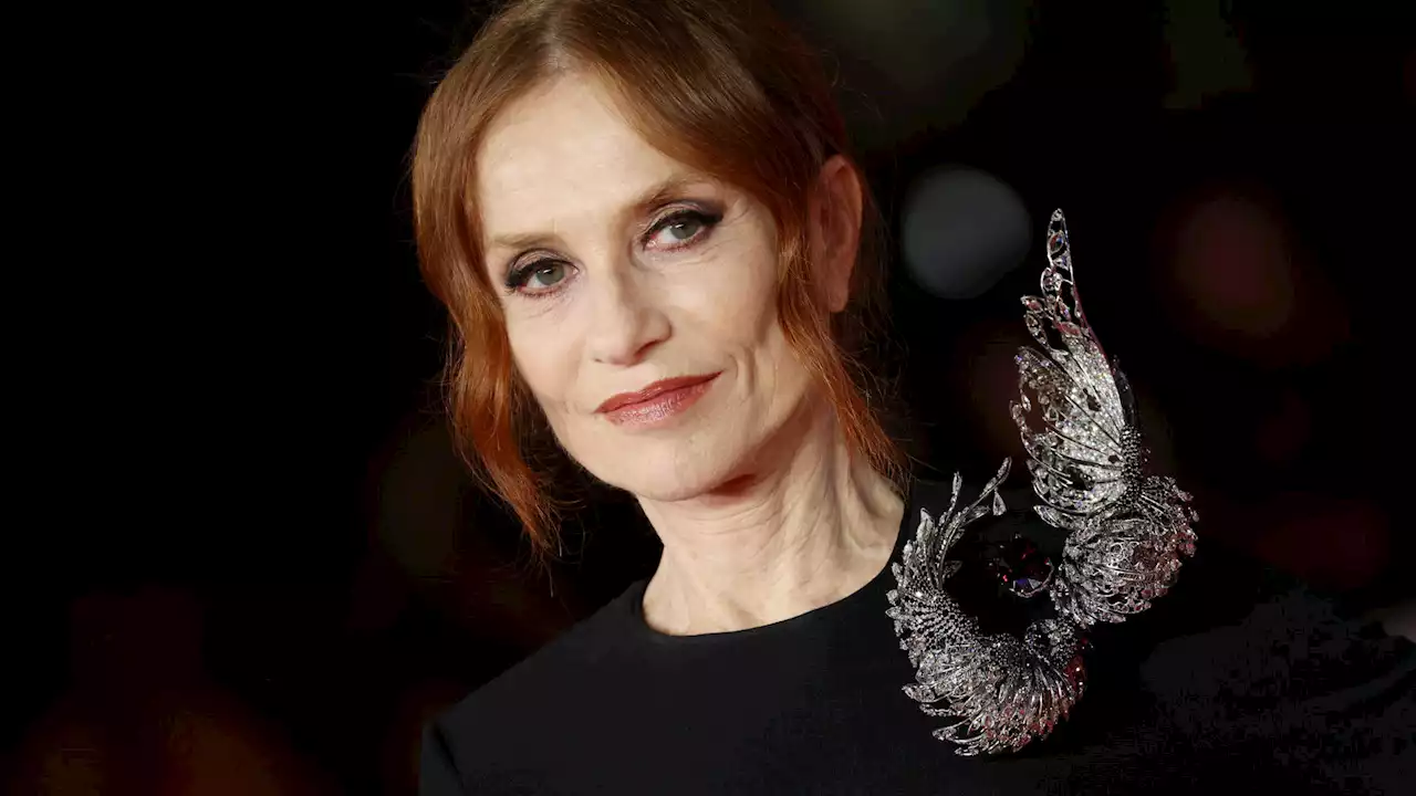 C’est sans doute la seule fois que vous verrez Isabelle Huppert habillée comme ça