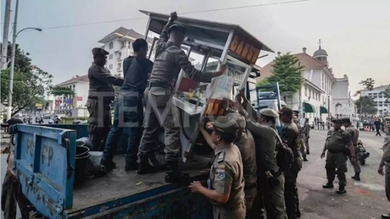 Pemkot Jaktim Gusur Para PKL yang Berjualan di Jalan Inspeksi Kanal Banjir Timur