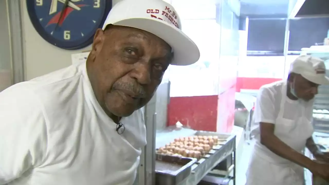 Chicago's 'Donut King' celebrating 50 years in business at Old Fashioned Donuts in Roseland