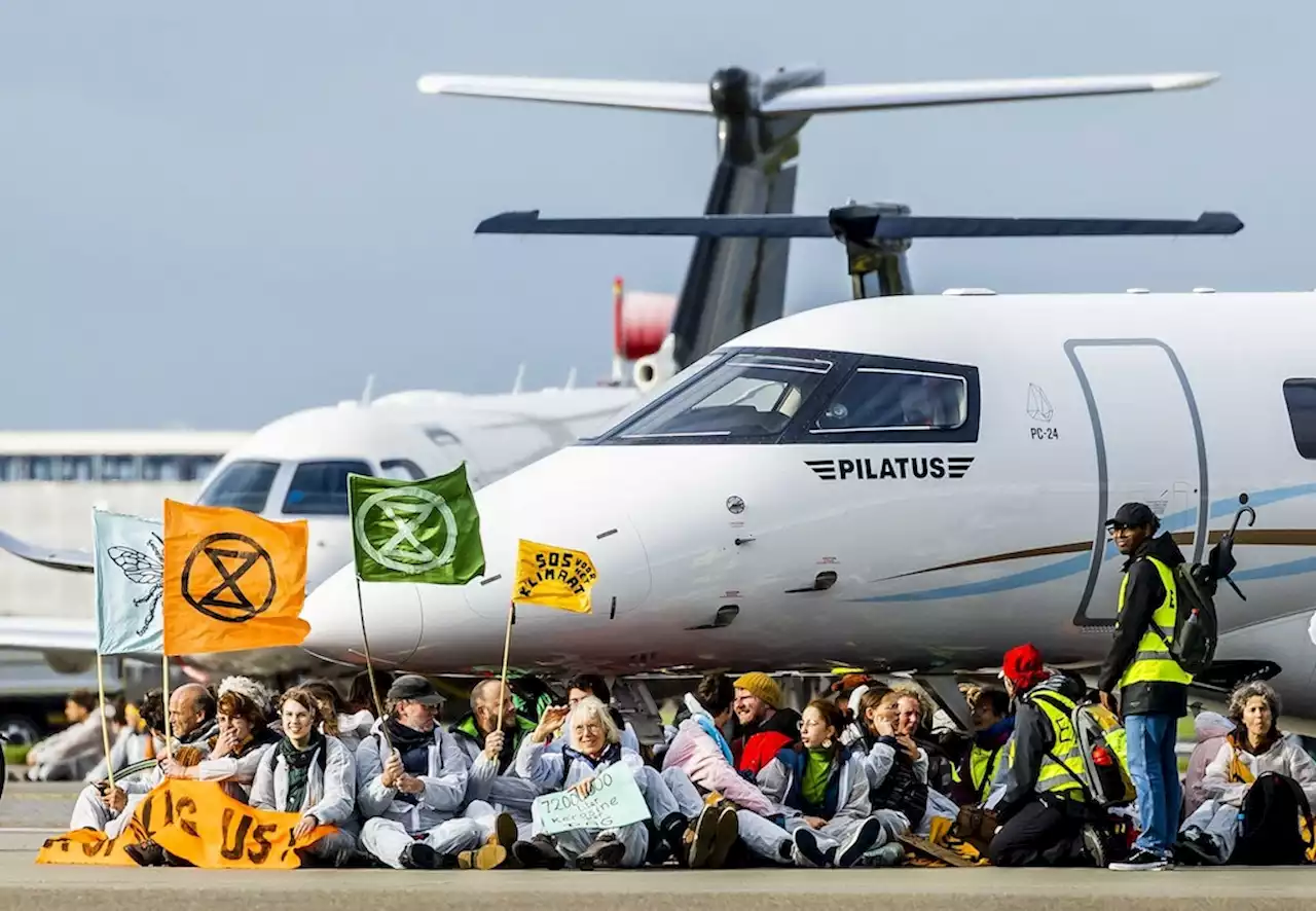 Klima-Aktivisten blockieren Privatjets in Amsterdam