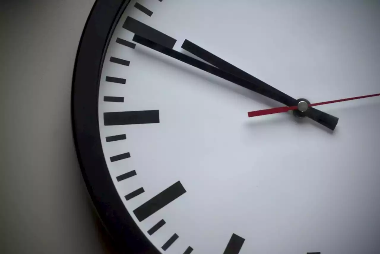 Daylight saving time: B.C. will 'fall back' yet again as it waits on U.S.