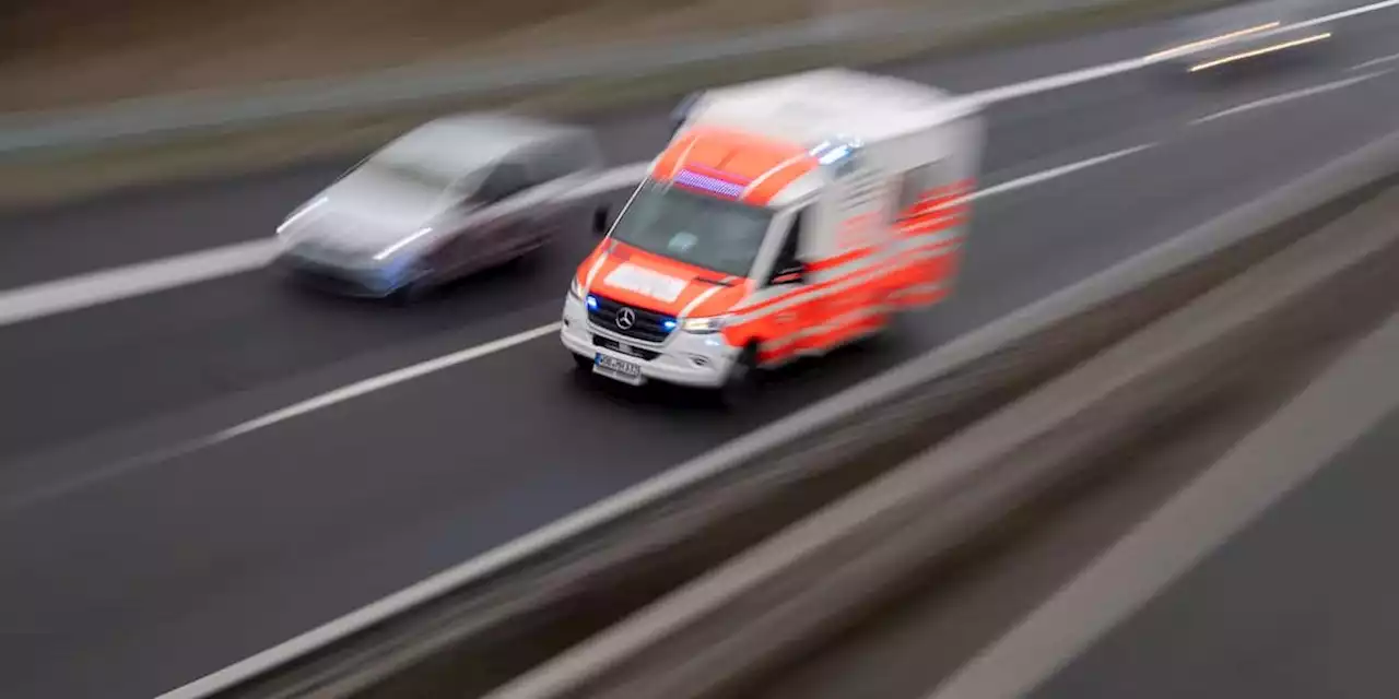 20-Jähriger verursacht Unfall, flüchtet mit Ersthelfer-Auto und crasht erneut