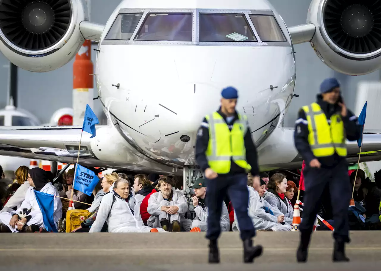 Pays-Bas : des activistes du climat investissent un aéroport pour empêcher le décollage de jets privés