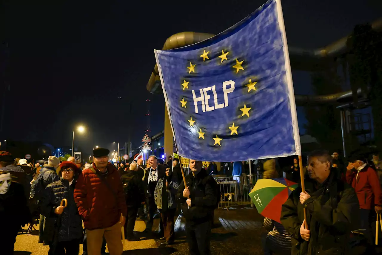 Ungarn - Demonstranten versammeln sich vor dem Staatssender MTVA