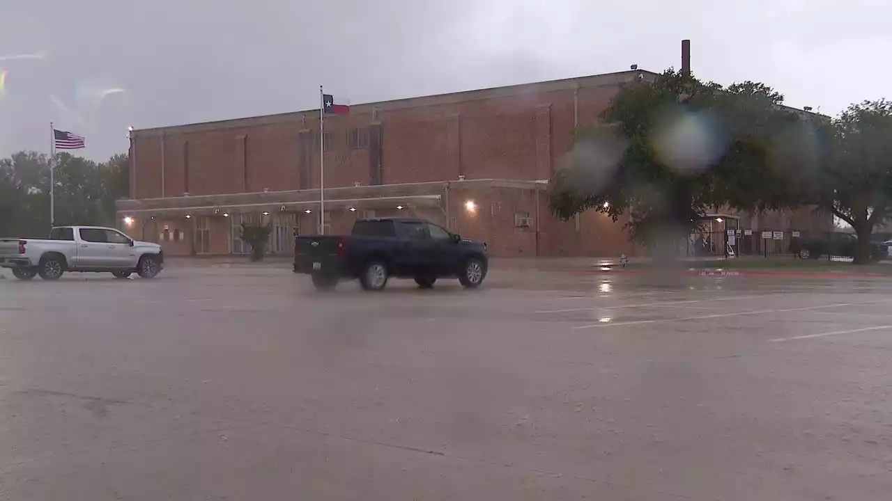 Thunderstorms delay Dallas ISD football game to determine district champion