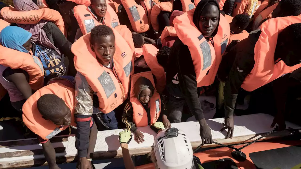 Migrants : 'Il y a des risques de pertes de vies humaines' si personne n'accueille l'Ocean Viking, alerte SOS Méditerranée