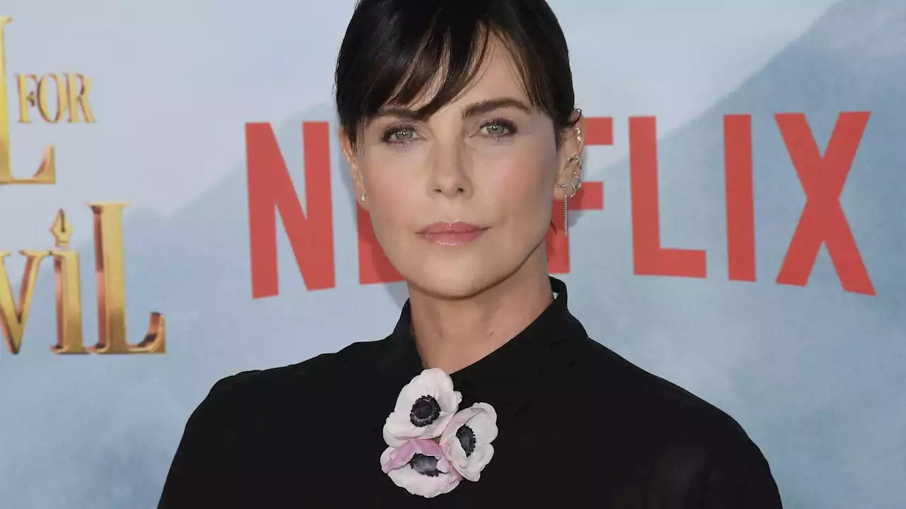 Charlize Theron, sublime avec une jupe transparente