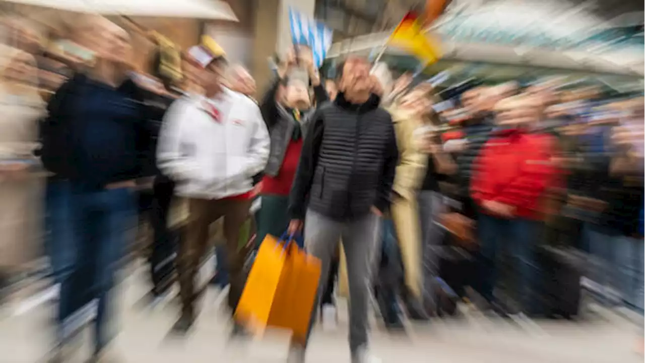 HDE-Konsumausblick: Noch ist die Verbraucherstimmung tief im Tal - aber es geht bergauf