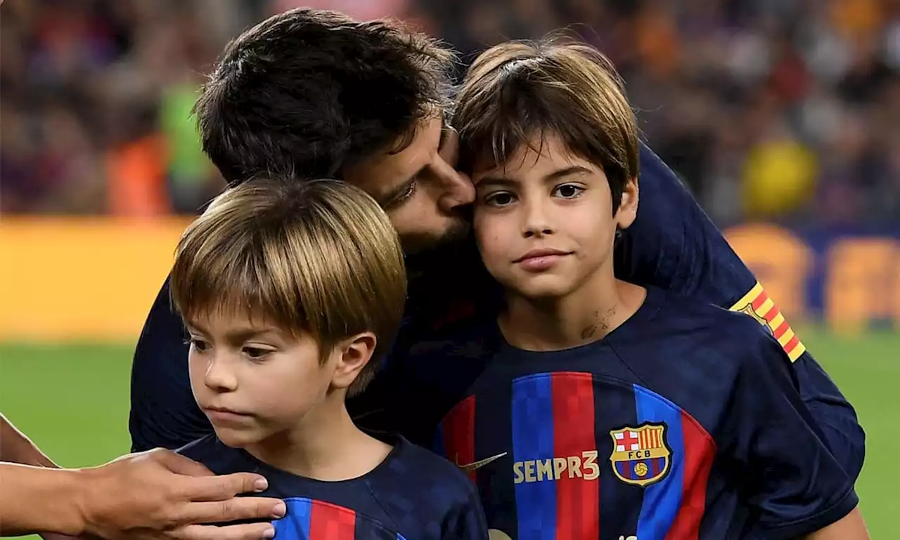 Gerard Piqué, G Piqué, arropado por sus hijos en su gran noche de despedida del fútbol