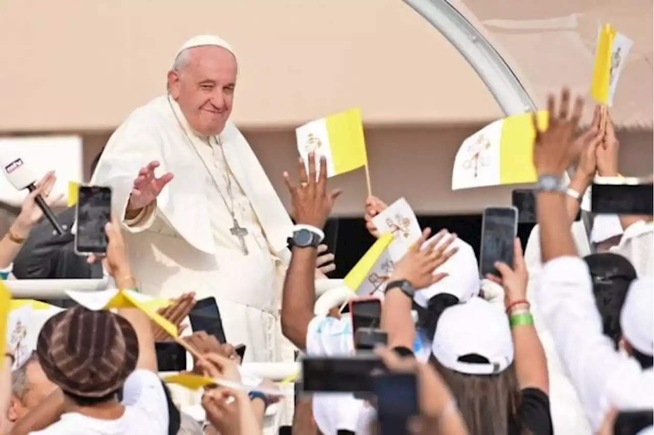 Pope holds open-air mass for 30,000 in Bahrain