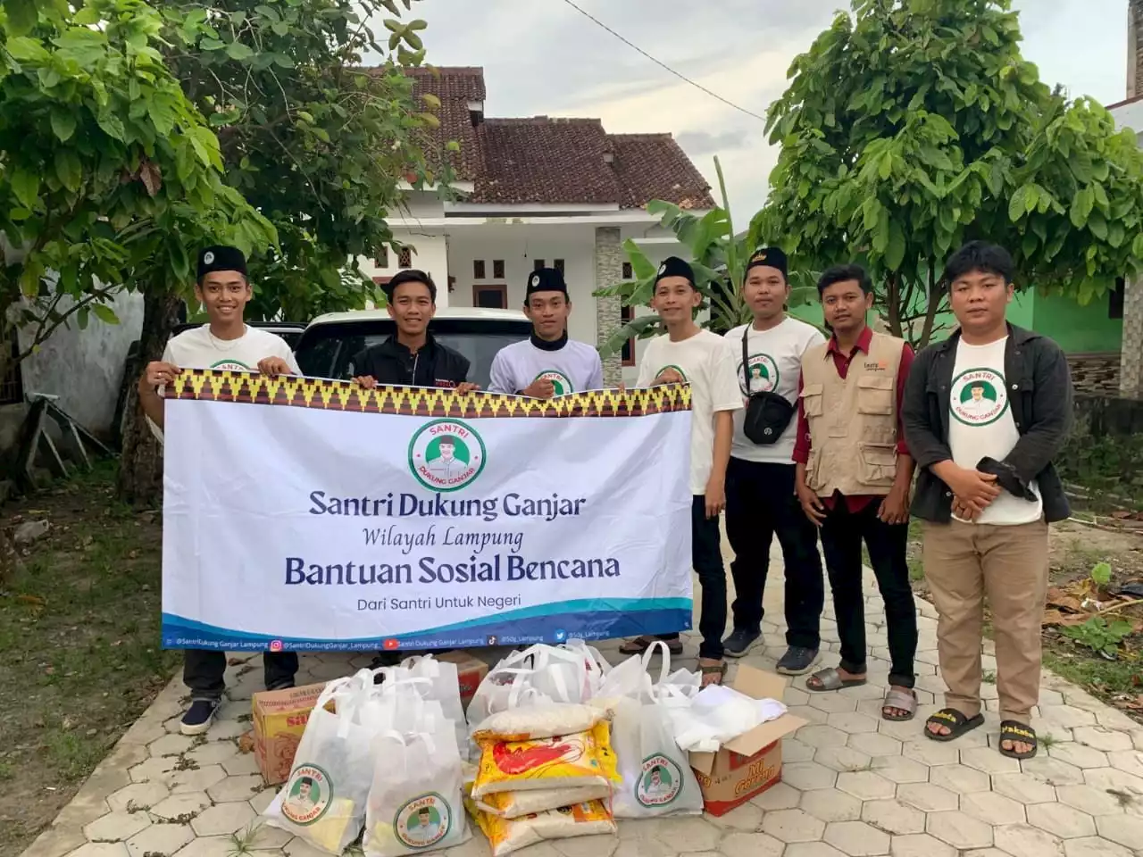 Sukarelawan Santri Dukung Ganjar Bagikan Sembako ke Korban Banjir di Lampung Selatan