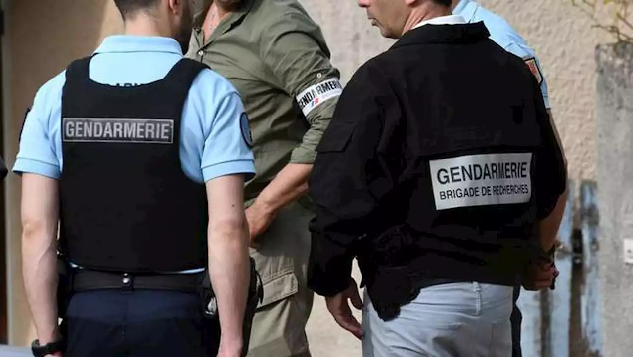 Afin de nuire au compagnon de sa maîtresse, l'amant fait croire aux gendarmes que son rival l'a blessé avec un couteau