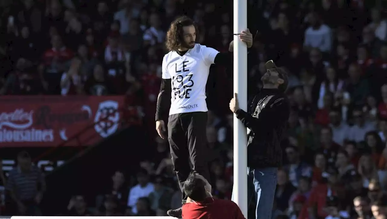 Stade Toulousain-Stade Français : la rencontre brièvement interrompue par des activistes accrochés aux poteaux