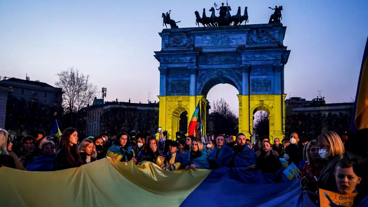 Manifestazioni per la pace a Roma e Milano: l’opposizione si spacca e sceglie due piazze diverse. Moratti sfila con il Terzo Polo