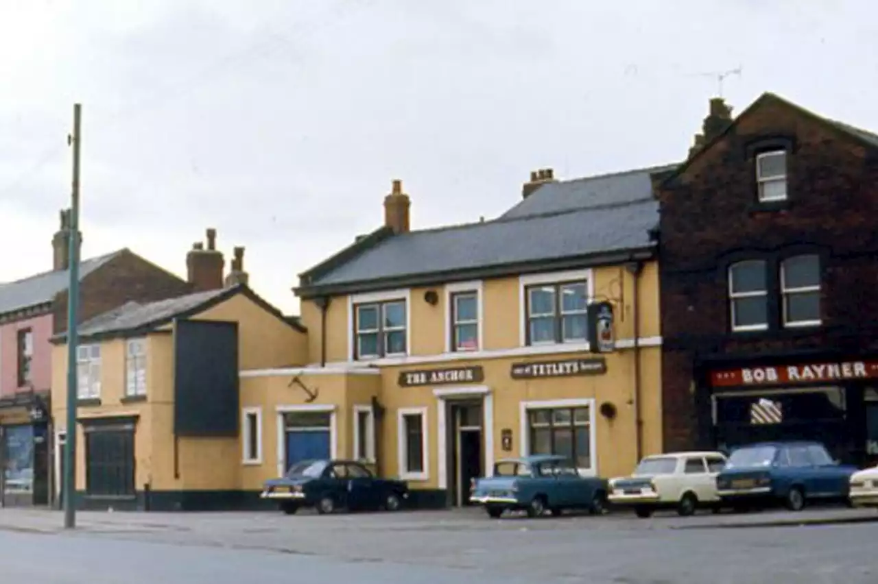 Hunslet in the 1970s: Garden Gate pub, St Mary's Church and Waterloo Road in focus