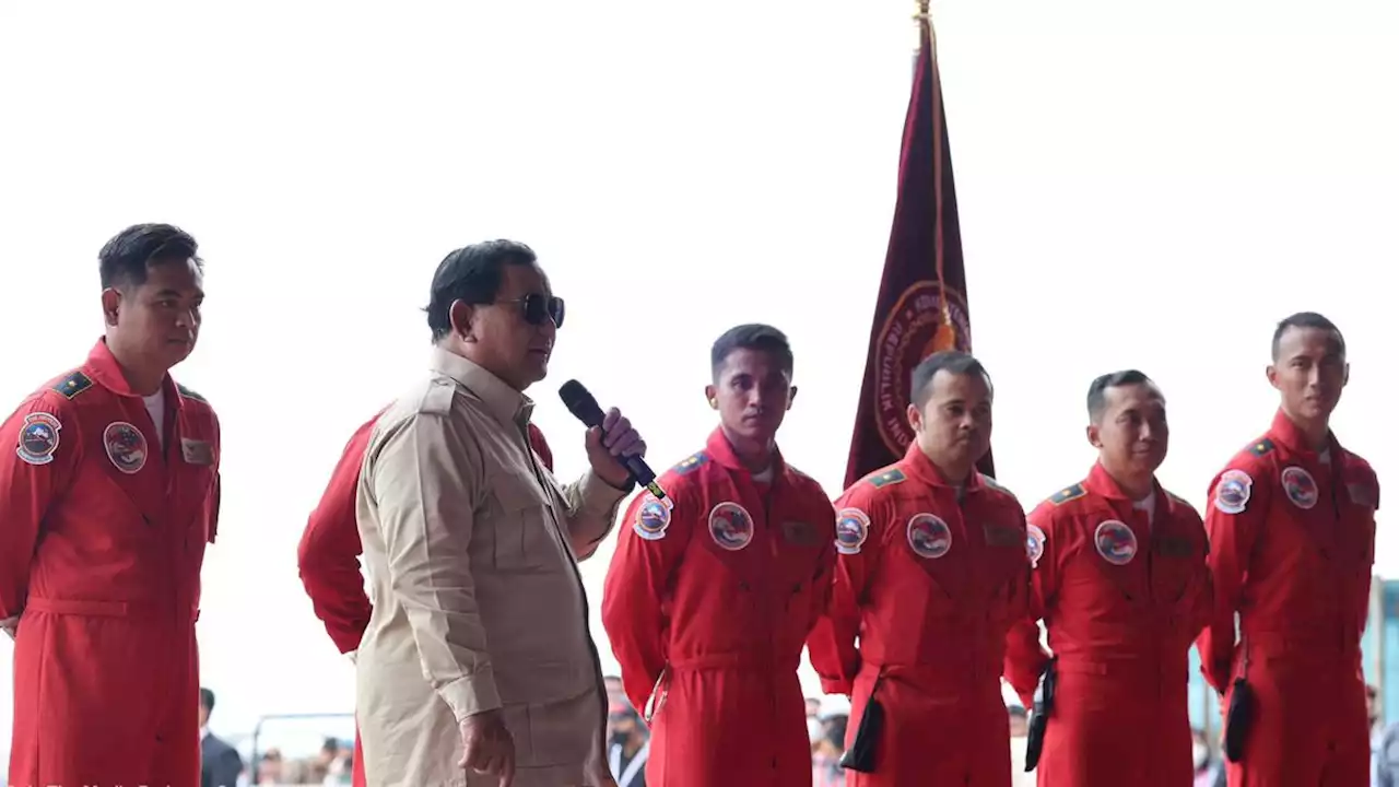 Menhan Prabowo Banggakan Tim Aerobatik Jupiter TNI AU