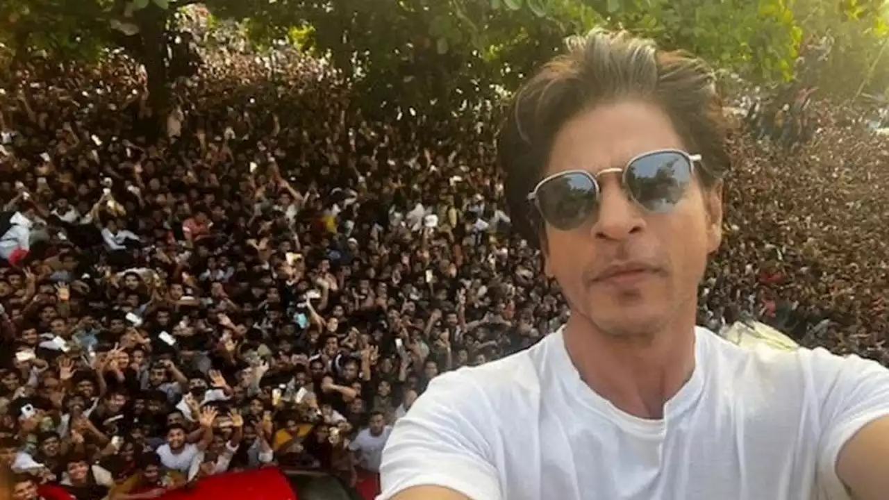 Shah Rukh Khan Ungkap Perawatan Rambutnya yang Masih Lebat dan Sehat di Usia 57 Tahun