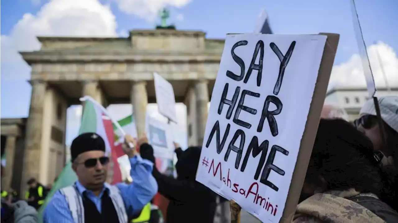 „Say Her Name“ - Erneut Proteste in Berlin gegen Mullahs