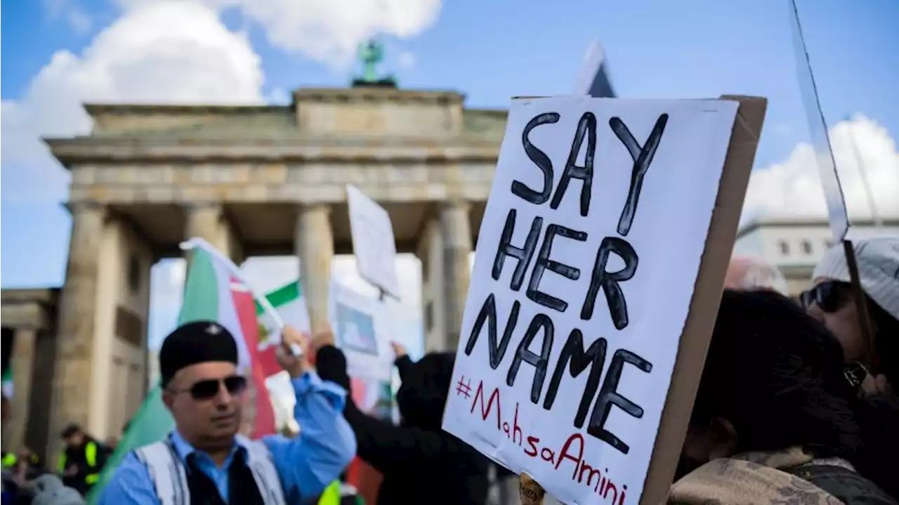 „Say Her Name“: Menschen protestieren erneut zum Iran