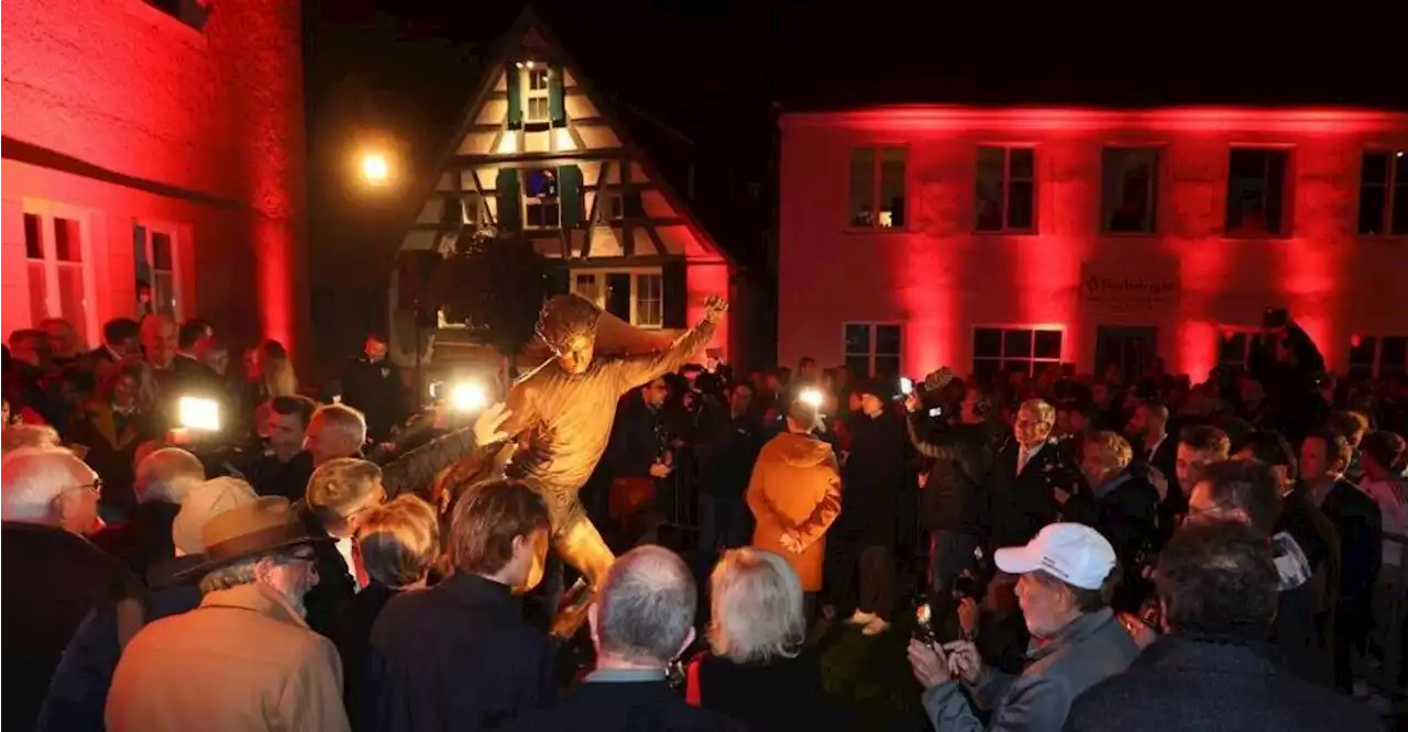 Kaum Ähnlichkeit mit dem Bomber der Nation: Hohn und Spott für Gerd-Müller-Denkmal