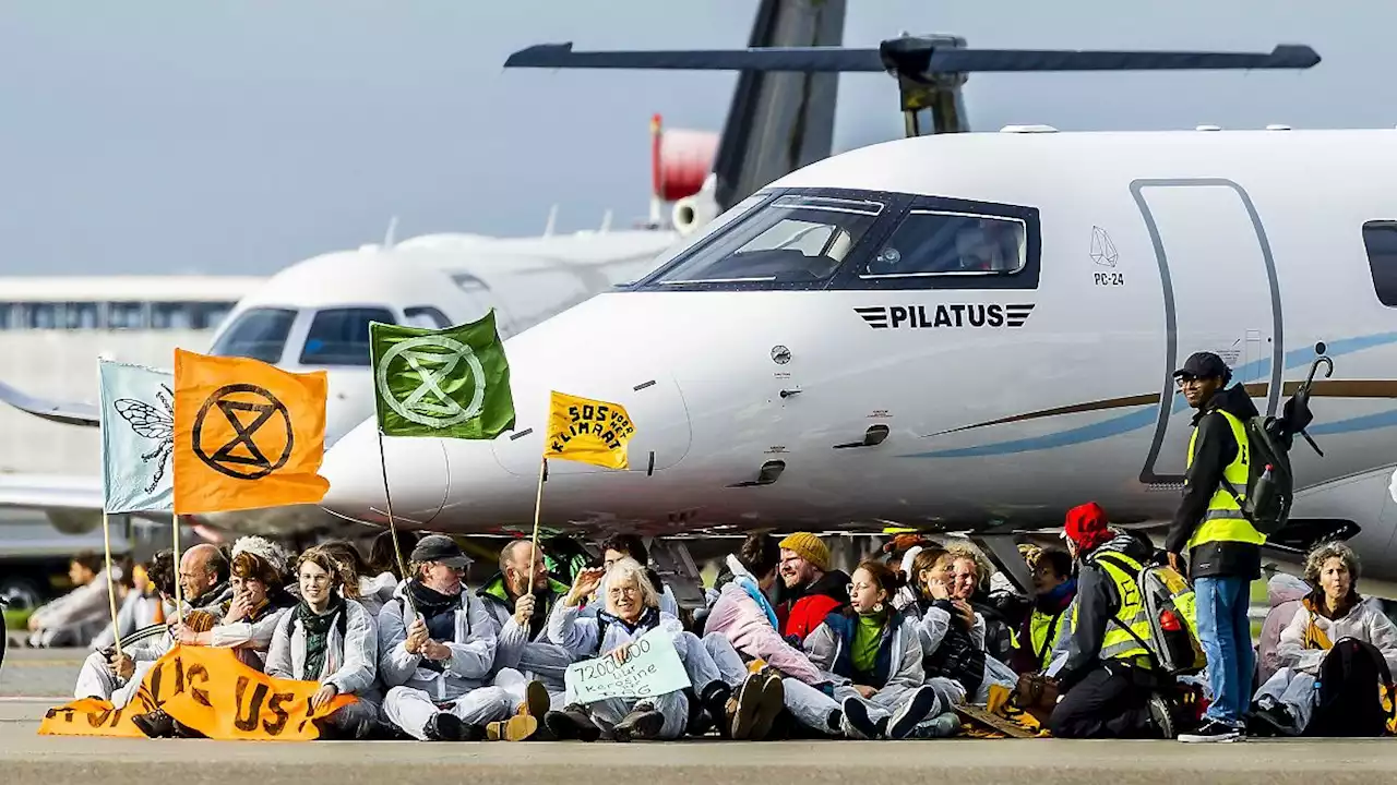 Aktivisten blockieren Jets an Flughafen Schiphol