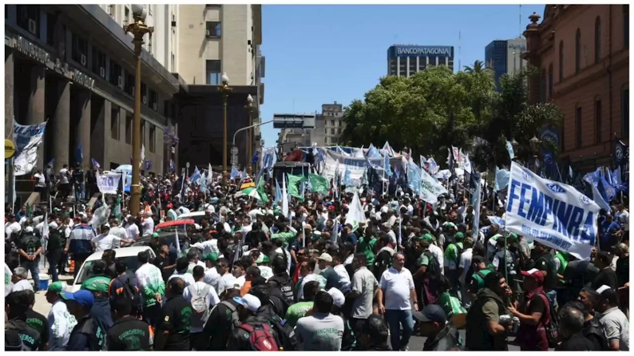 El gobierno dictó la conciliación obligatoria para levantar las medidas de los trabajadores portuarios