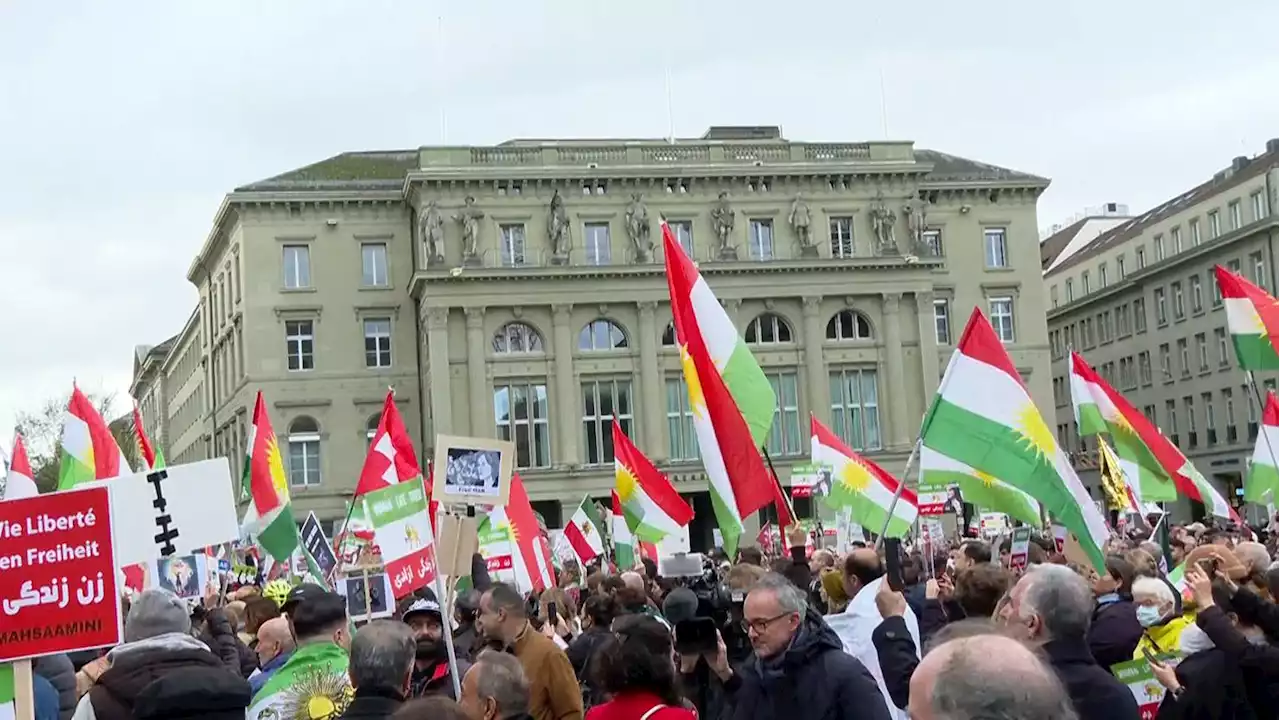 Flavia Wasserfallen schneidet sich bei Iran-Protest die Haare ab