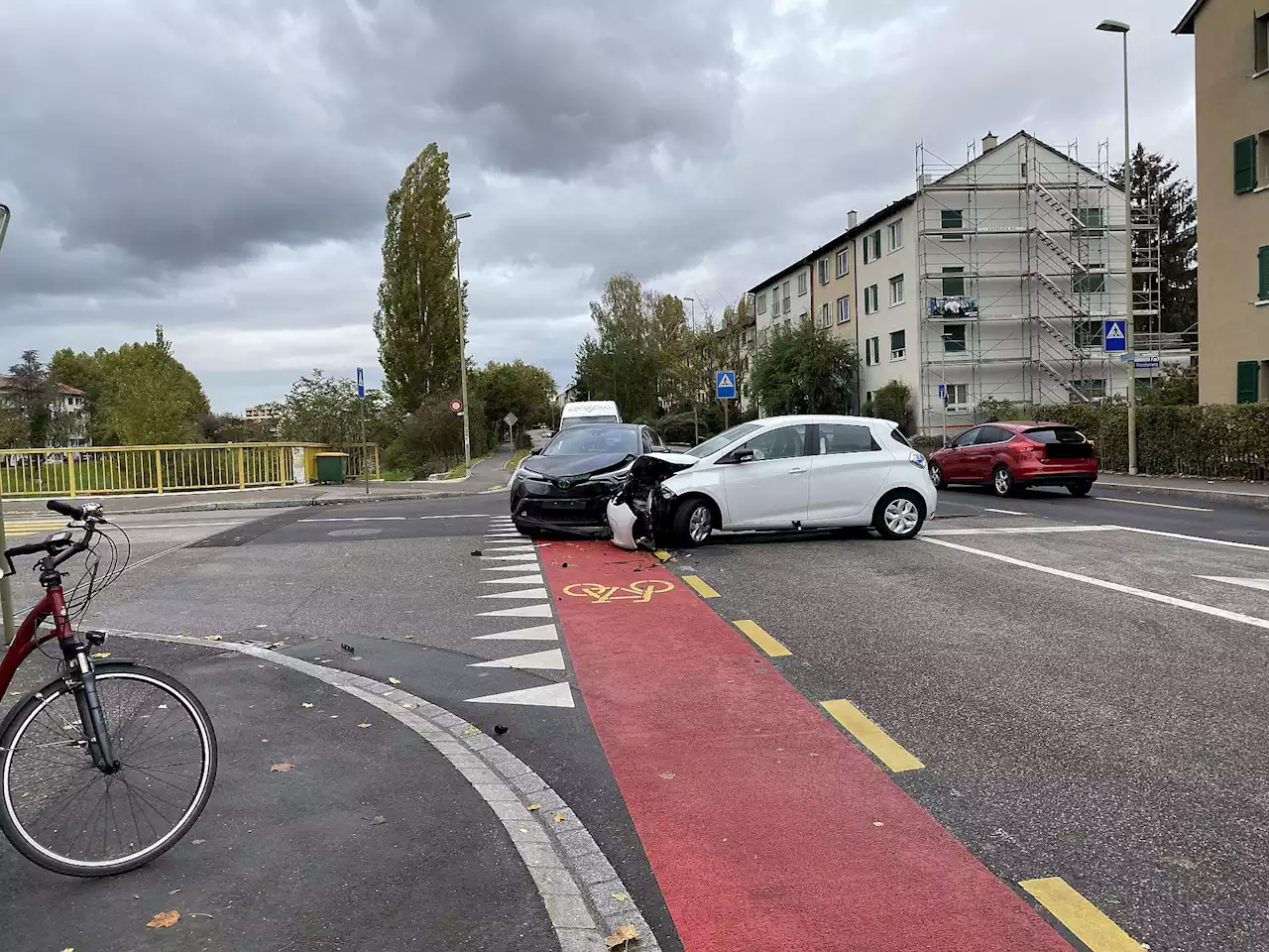 Birsfelden BL: Kollision zwischen zwei Personenwagen – zwei Personen verletzt