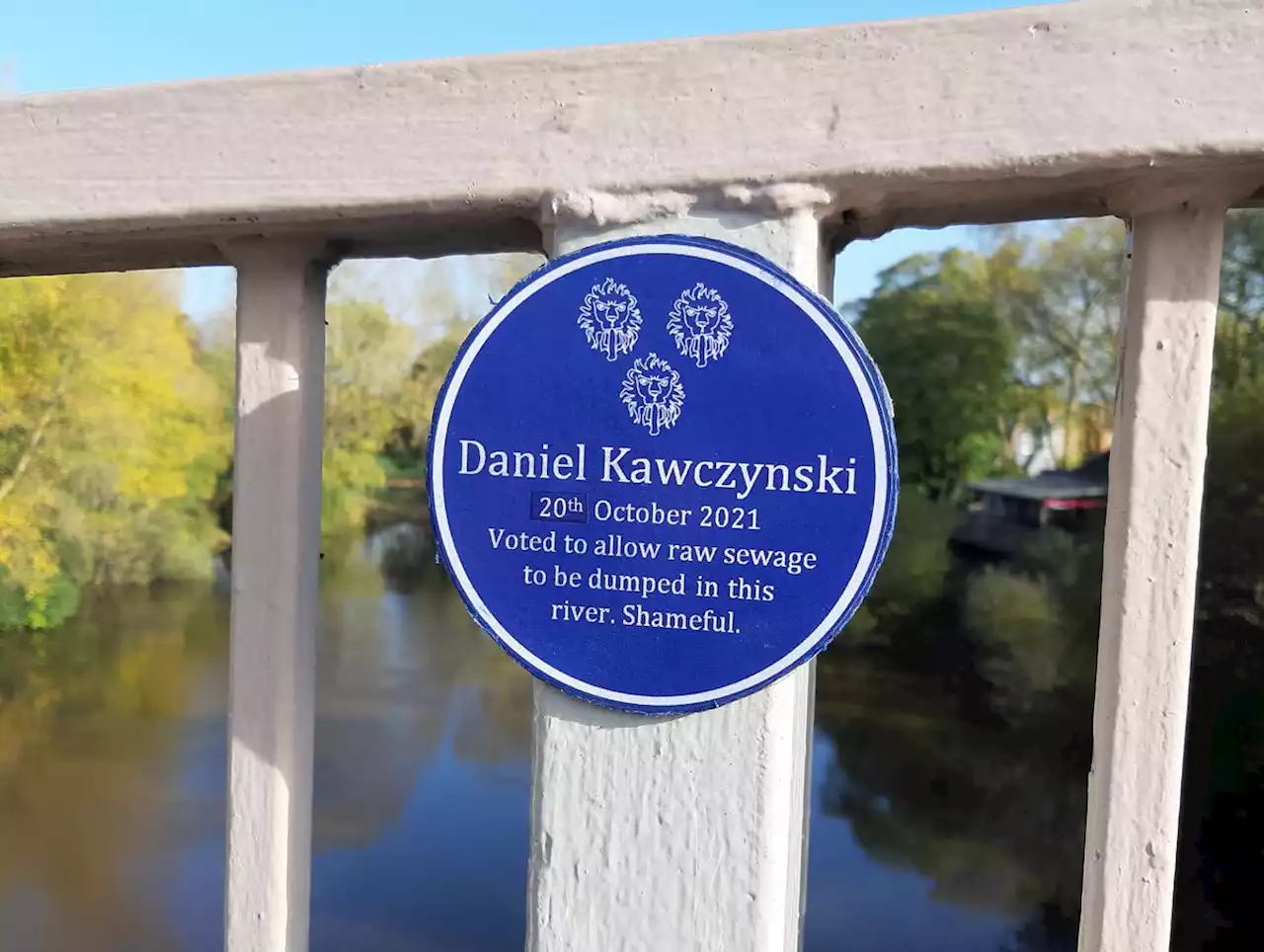 Blue plaques installed criticising Shrewsbury MP Daniel Kawczynski over raw sewage issue