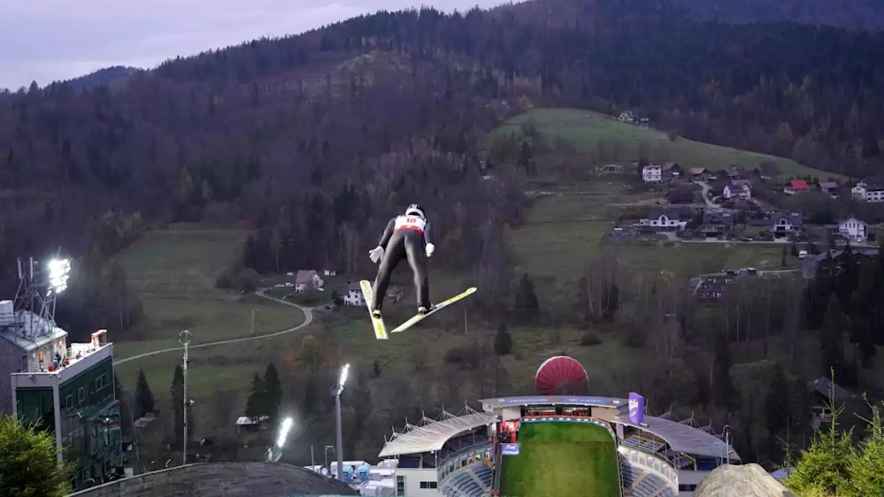 Deutsche Skispringer springen auf der grünen Matte hinterher