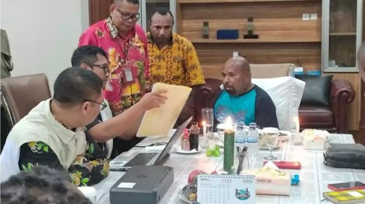 Profil Gubernur Papua Lukas Enembe yang Terjerat Kasus Korupsi