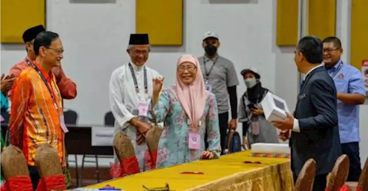 Panic moment for Dr Wan Azizah who lost IC during procession