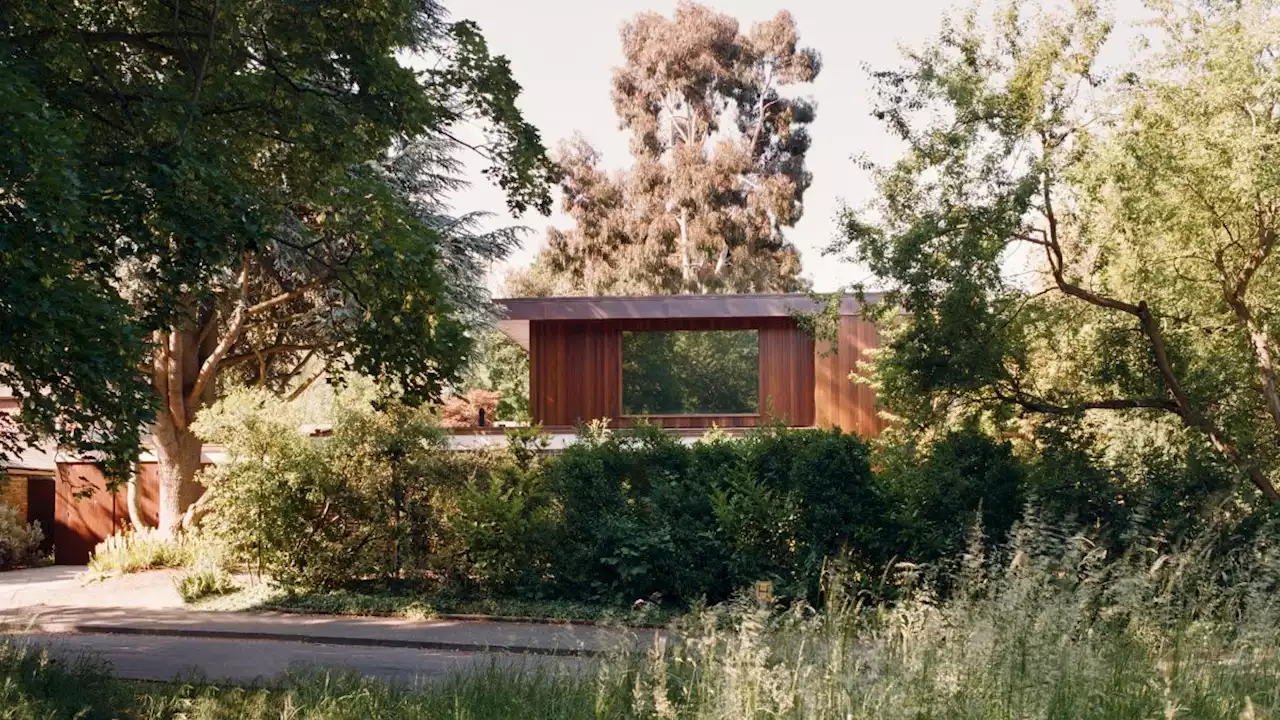 London midcentury courtyard house gets a refresh by William Smalley