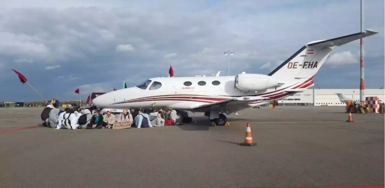 Klimaaktivisten stürmen Privatjetbereich von Amsterdam Schiphol - aeroTELEGRAPH