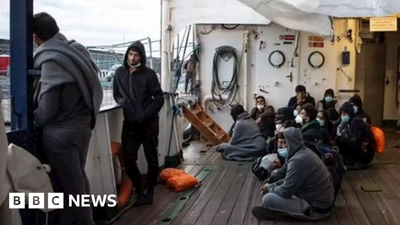 Standoff as Italy stops male migrants from disembarking rescue ship