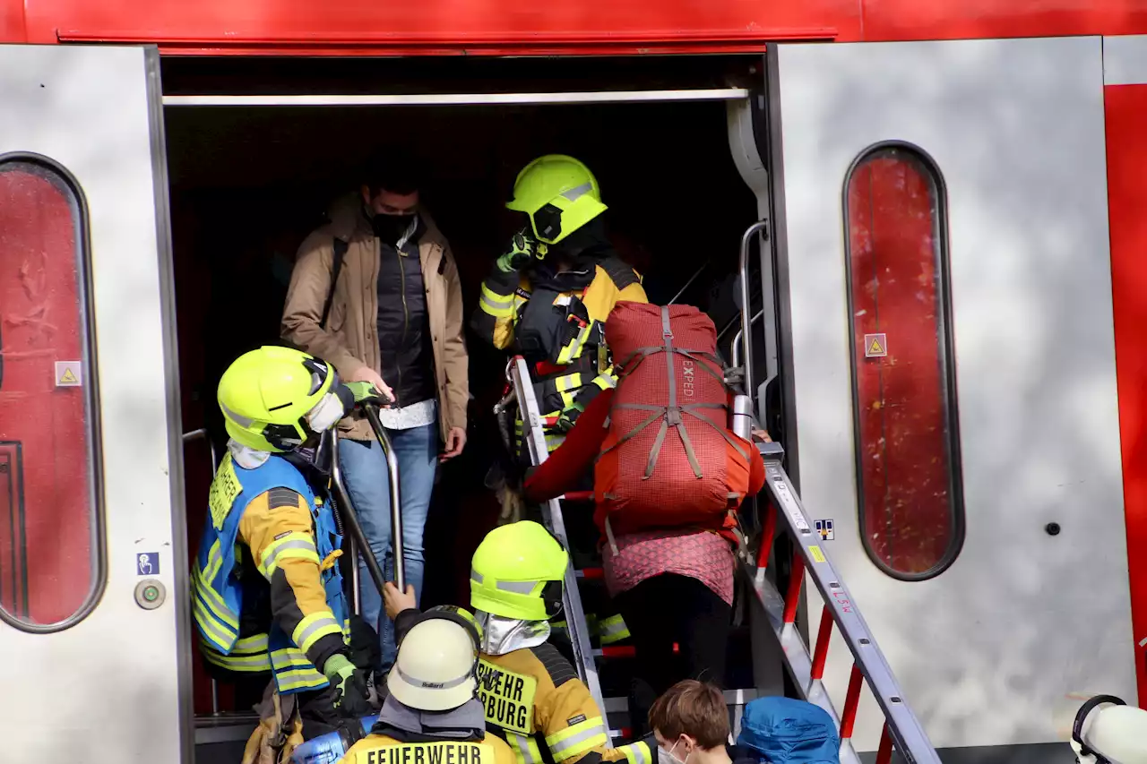 'Alle sind ruhig geblieben': Regionalzug nach Unfall evakuiert