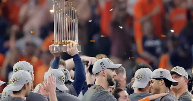 Houston Astros fans recreate viral 2017 hat stunt at parade