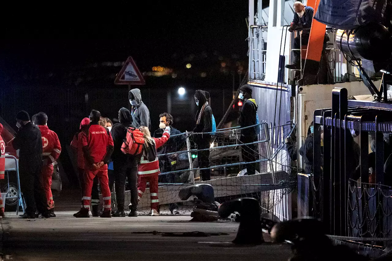 Mittelmeer - Rund 140 Flüchtlinge verlassen Rettungsschiff Humanity 1 in Sizilien