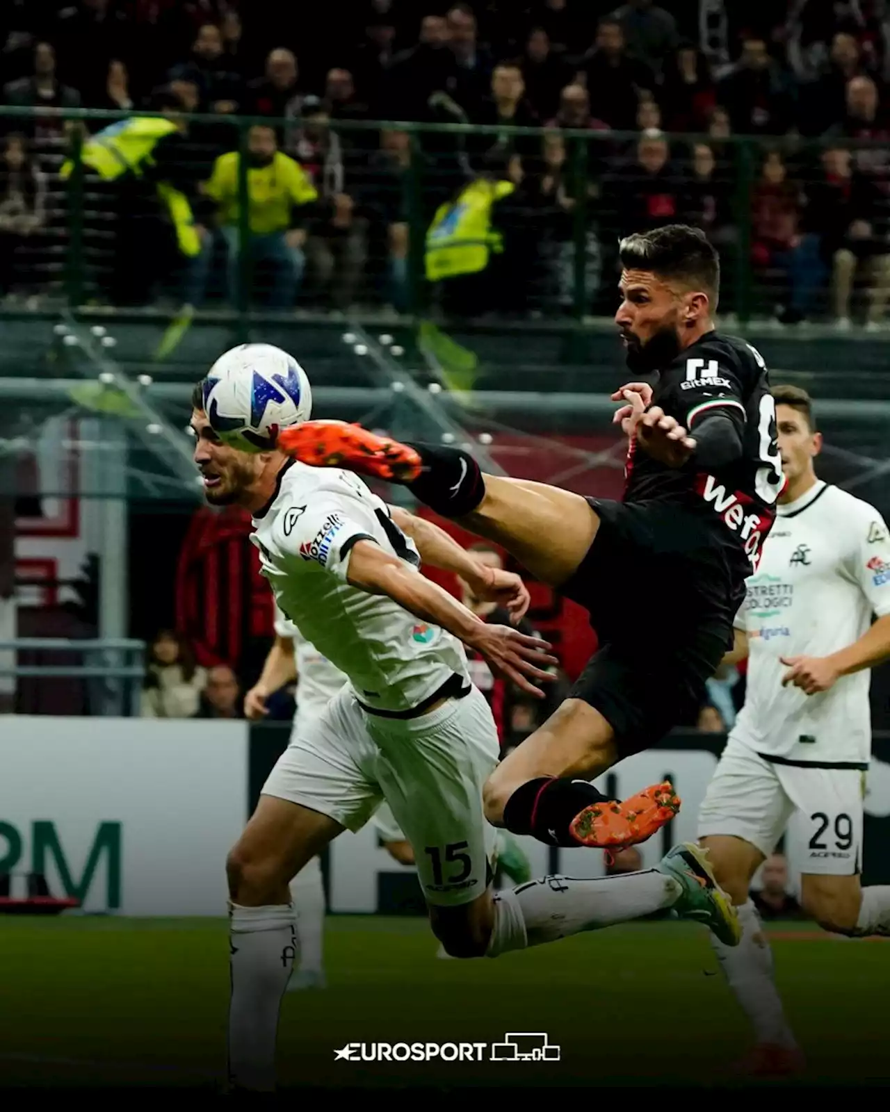 VIDEO - AC Milan - Reprise acrobatique à la Zlatan Ibrahimovic : Encore un but de fou pour Olivier Giroud !